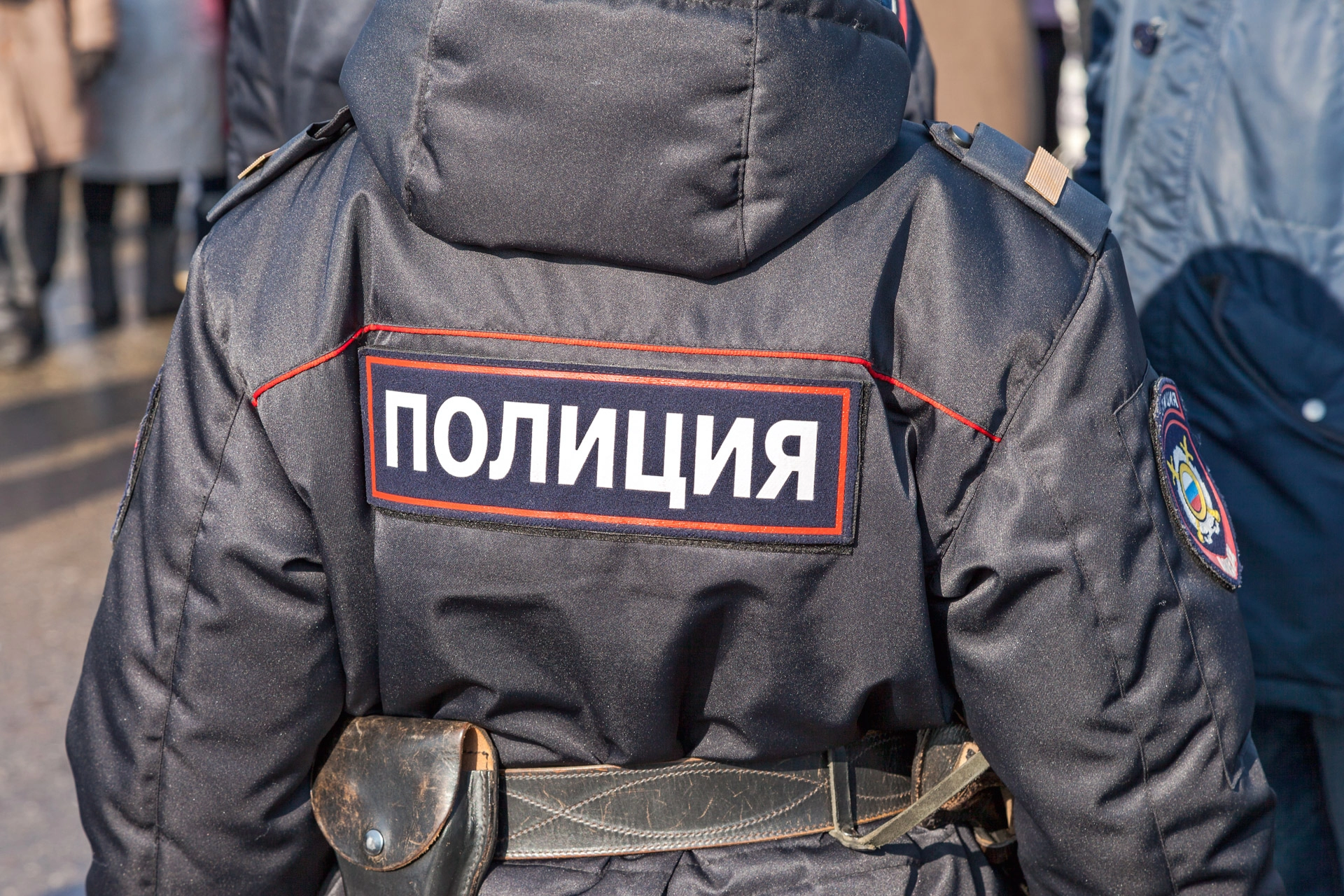 Полиция: надпись на спине
